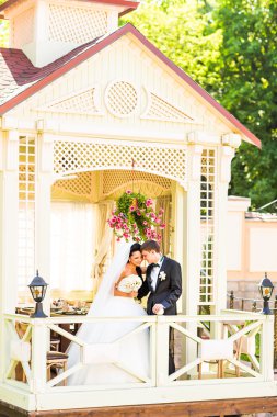 Güzel bir çift düğünün tadını çıkarıyor.