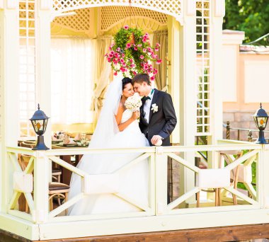 Genç bir çift romantik anların tadını çıkarıyor.