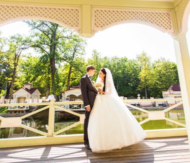 Genç bir çift romantik anların tadını çıkarıyor.