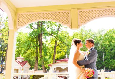 Güzel bir çift düğünün tadını çıkarıyor.