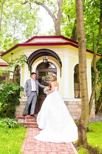 Young wedding couple enjoying romantic moments — Stock Photo, Image