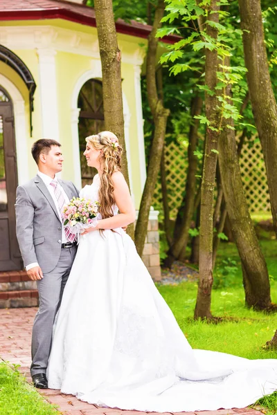 Joven pareja de boda disfrutando de momentos románticos — Foto de Stock