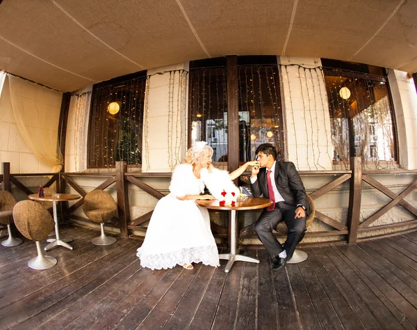 Casal jovem desfrutando de momentos românticos — Fotografia de Stock