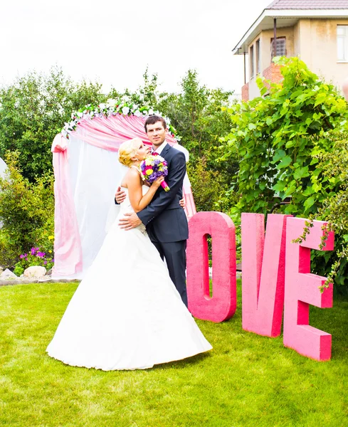 Hermosa pareja de boda está disfrutando de la boda — Foto de Stock