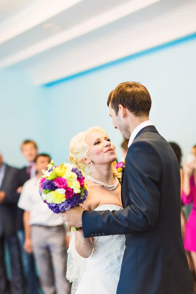 Mooi bruidspaar geniet van bruiloft — Stockfoto