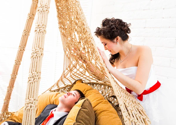 Ung bryllup par nyder romantiske øjeblikke - Stock-foto