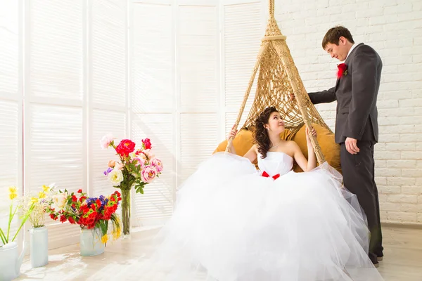 Jeune couple de mariage profitant de moments romantiques — Photo