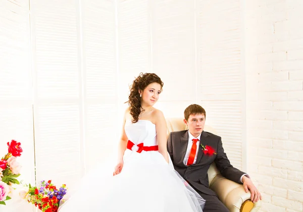 Jeune couple de mariage profitant de moments romantiques — Photo