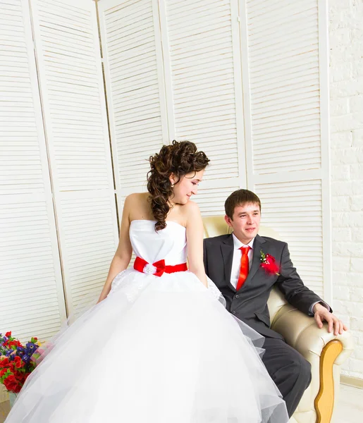 Hermosa pareja de boda está disfrutando de la boda —  Fotos de Stock