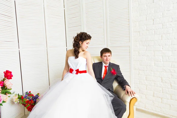 Joven pareja de boda disfrutando de momentos románticos —  Fotos de Stock