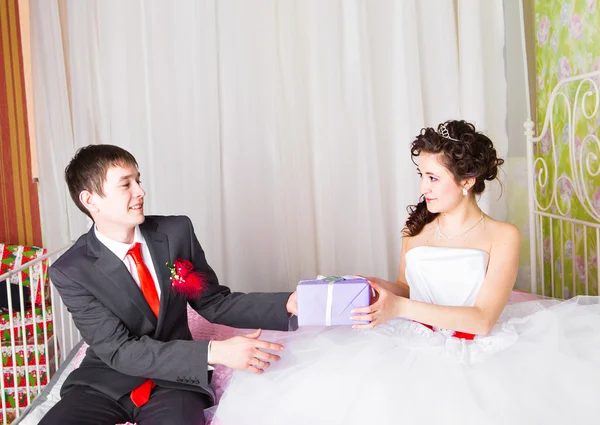 Geschenkboxen in den Händen der Braut — Stockfoto