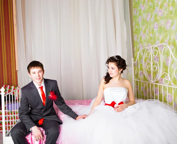 Jeune couple de mariage profitant de moments romantiques — Photo