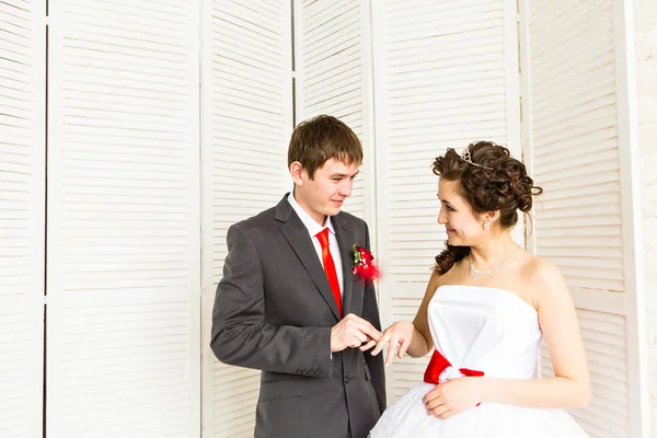 Joven pareja de boda disfrutando de momentos románticos — Foto de Stock