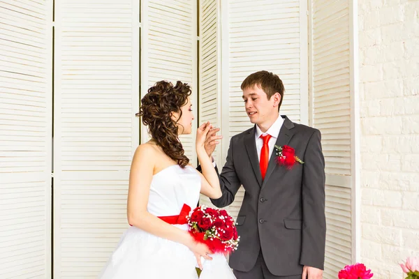 若い結婚式のカップル楽しんでロマンチックな瞬間 — ストック写真
