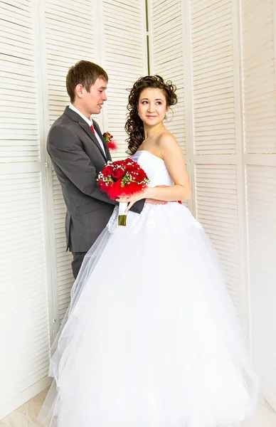 Jong bruidspaar genieten van romantische momenten — Stockfoto