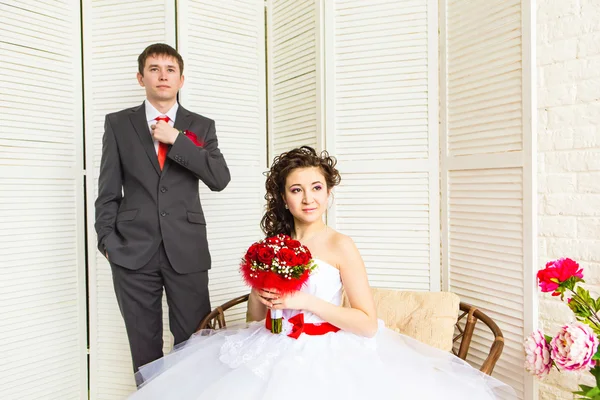 Casal lindo está gostando do casamento — Fotografia de Stock