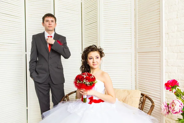 Schönes Hochzeitspaar genießt Hochzeit — Stockfoto