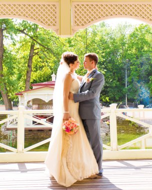 Genç bir çift romantik anların tadını çıkarıyor.