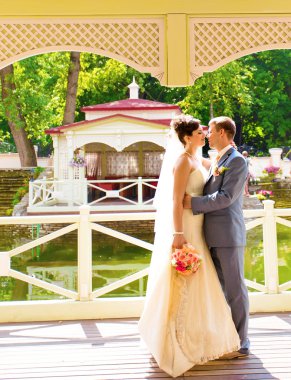 Güzel bir çift düğünün tadını çıkarıyor.