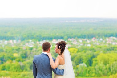 Güzel bir çift düğünün tadını çıkarıyor.