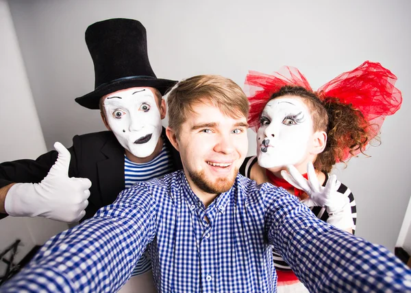 Mann und lustiges Pantomimenpaar machen ein Selfie-Foto — Stockfoto