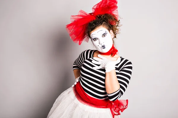 スタジオでポーズをとる女性道化師 mime、エイプリルフールの日の概念 — ストック写真