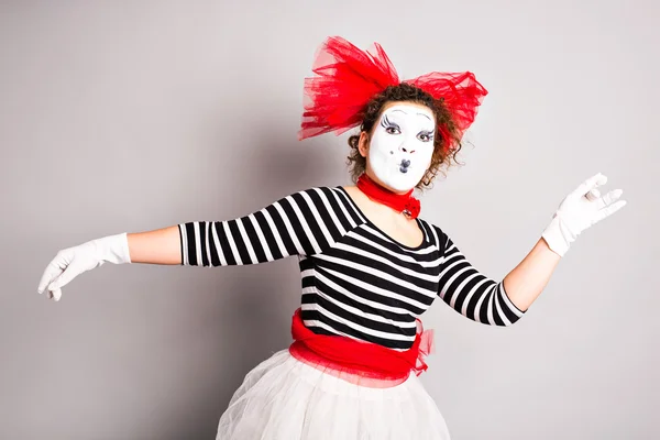 Porträtt av en dansande kvinna mime, dårar april dag koncept — Stockfoto