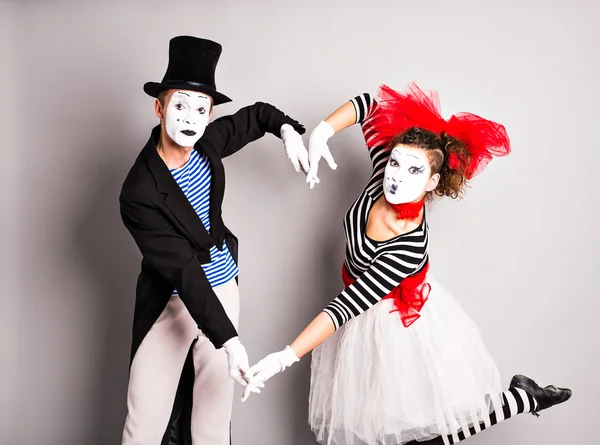 Deux mimes montrent le cœur. Pantomime coeur, concept amour, Avril Fools Day concept — Photo