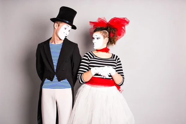 Artistas de rua se apresentando, Dois mimes homem e mulher em abril tolos dia — Fotografia de Stock