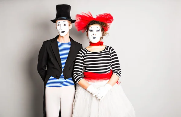 Artistas de rua se apresentando, Dois mimes homem e mulher em abril tolos dia — Fotografia de Stock