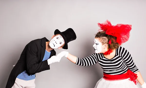 Porträt verliebter Pantomimen. Mann küsst Frauenhand — Stockfoto