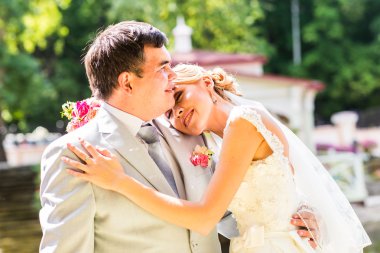 Genç bir çift romantik anların tadını çıkarıyor.