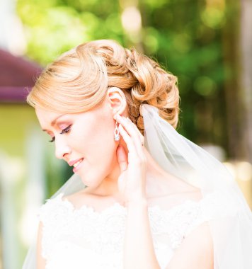 Genç ve güzel gelinin yakın plan portresi.