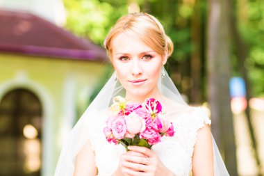 Güzel gelin düğün buket çiçek yeşil park açık havada'ile