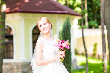 Güzel gelin düğün buket çiçek yeşil park açık havada'ile