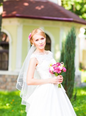 Genç ve güzel gelinin yakın plan portresi.