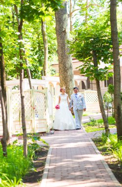 Güzel bir çift düğünün tadını çıkarıyor.