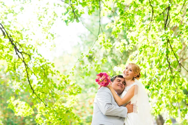 Stylish beautiful happy bride and groom, wedding celebrations — Stock Photo, Image