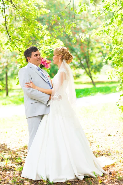Stylish beautiful happy bride and groom, wedding celebrations — Stock Photo, Image