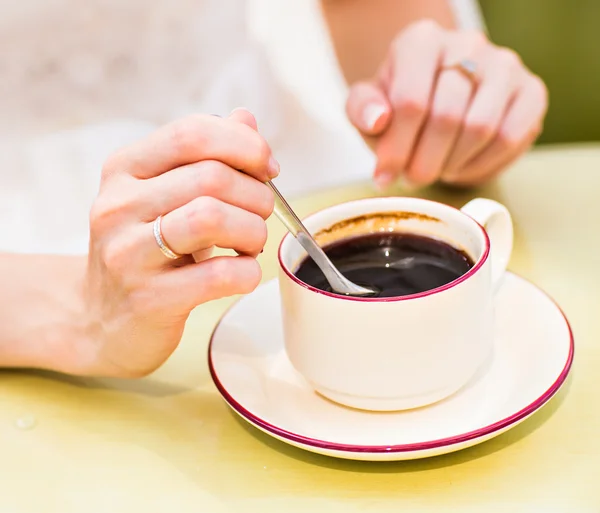 Женщина держит горячую чашку кофе — стоковое фото