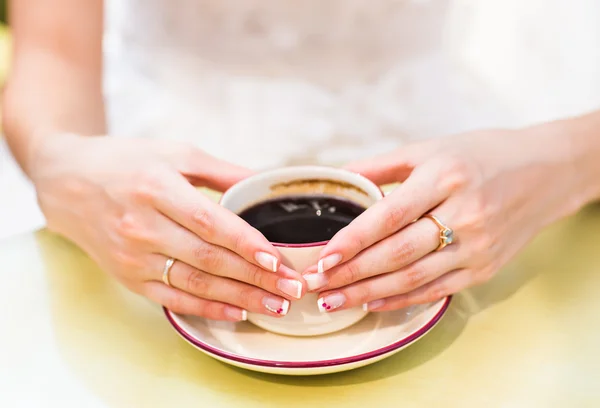 Mulher segurando xícara quente de café — Fotografia de Stock