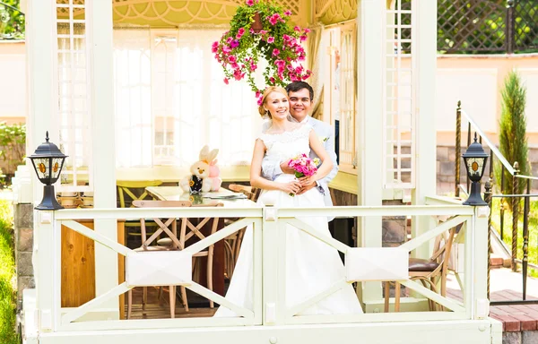 Young wedding couple enjoying romantic moments — Stock Photo, Image