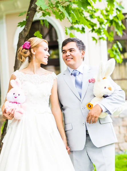 Noiva feliz e noivo em seu dia do casamento — Fotografia de Stock