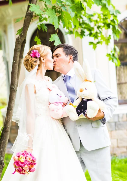 Casal de casamento com brinquedos de casamento, coelhos, coelhos — Fotografia de Stock