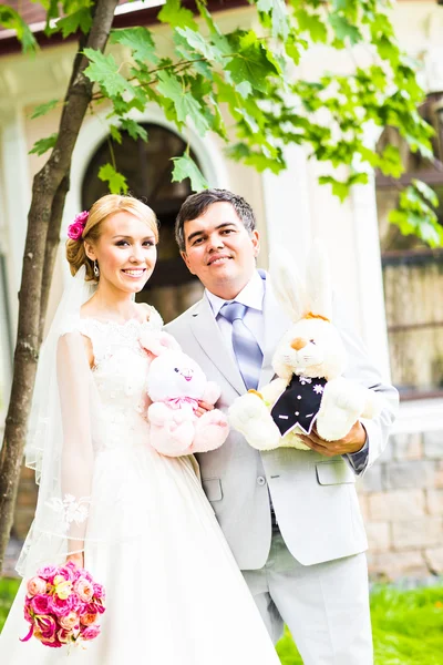 Happy bride and groom on their wedding day — Stock Photo, Image