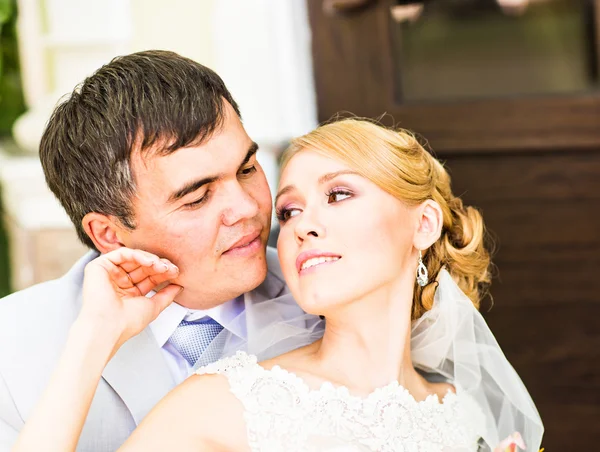 Joven pareja de boda disfrutando de momentos románticos —  Fotos de Stock