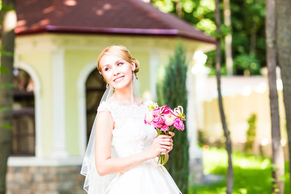 Güzel gelin düğün buket çiçek yeşil park açık havada'ile