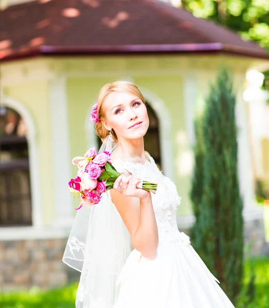 Retrato de close-up de noiva linda jovem — Fotografia de Stock