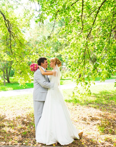 Noiva e noivo tendo um momento romântico em seu dia do casamento — Fotografia de Stock