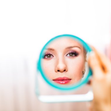 Aynadaki yansımanın kadın